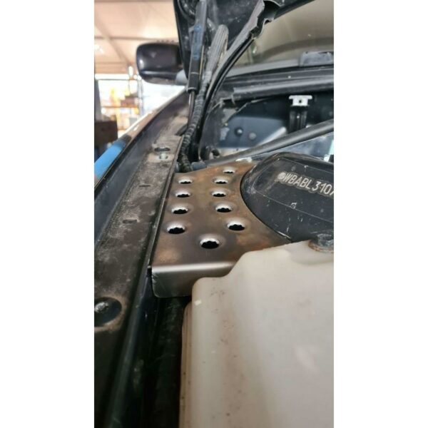 Bmw_E46_mallin_etuiskaritornin_sivuvahvike
