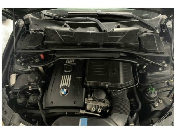 Konehuoneen_poikkituki_BMW_E90_sarja_335i_moottorilla