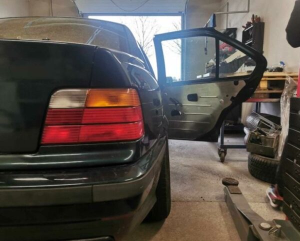 BMW_E36_Sedan_malllin_takaoven_alumiiniset_verhoilut